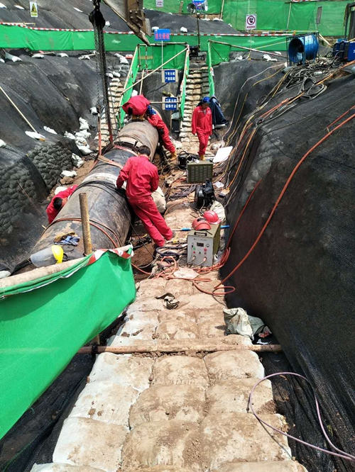 三聯(lián)磁電管道消磁-東北石油換管作業(yè)區(qū)-管道消磁機(jī)對管口消磁中 三聯(lián)磁電管道消磁-東北石油換管作業(yè)區(qū)-管道消磁機(jī)對管口消磁中